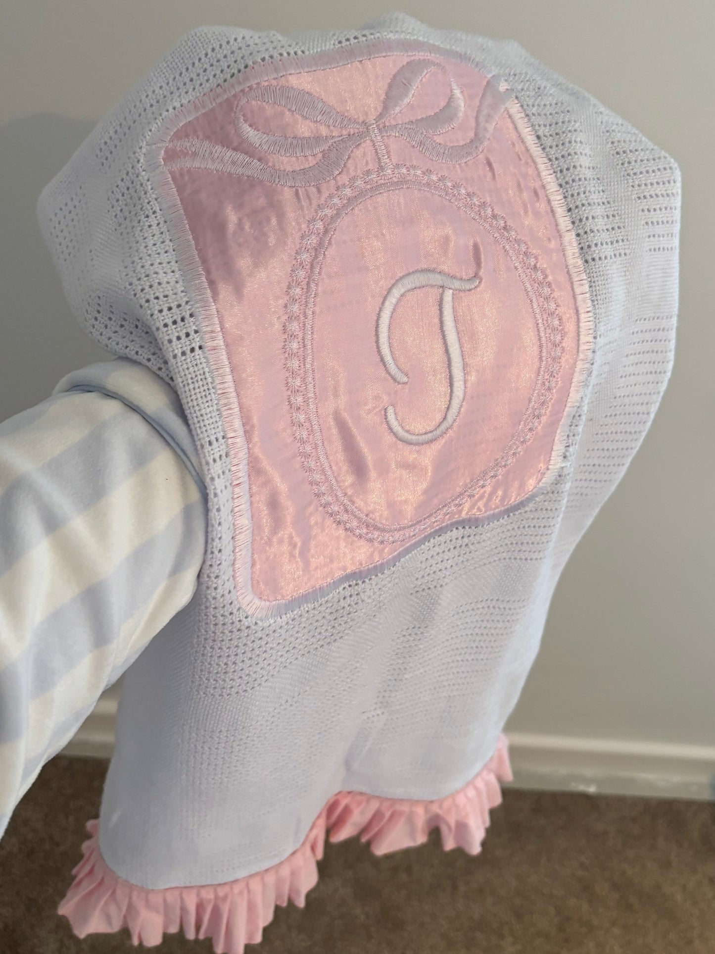 PERSONALISED PINK SATIN BOW INITIAL FRILLY CELLULAR BLANKET 2-4 WEEKS