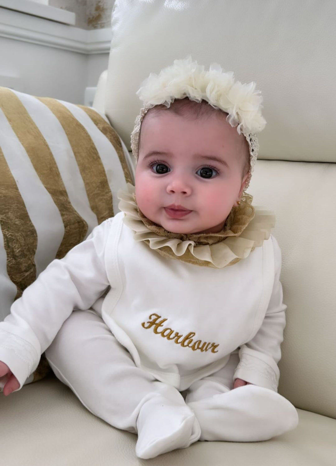 PERSONALISED GOLD FRILLY BIB 2-4 WEEKS