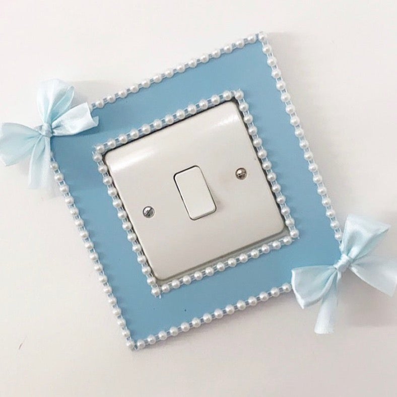 PLAIN LIGHT SWITCH SURROUND 2-4 WEEKS