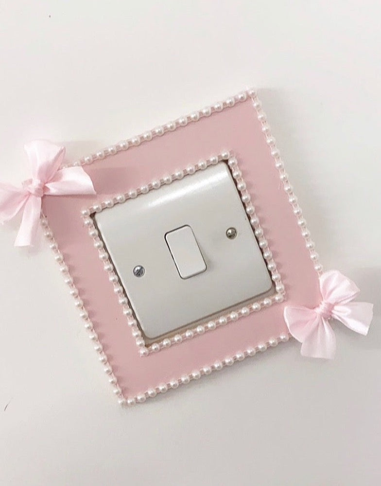 PLAIN LIGHT SWITCH SURROUND 2-4 WEEKS