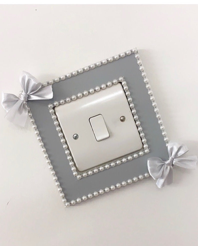 PLAIN LIGHT SWITCH SURROUND 2-4 WEEKS