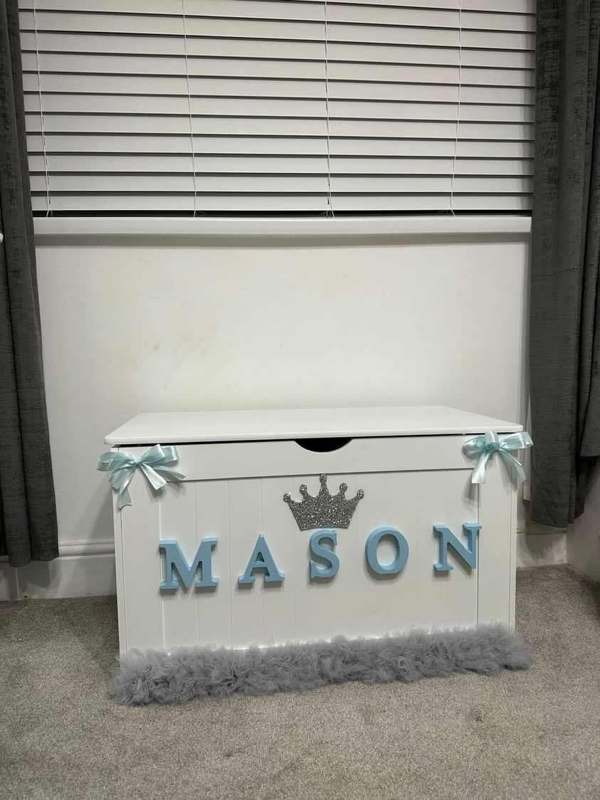 White large toy box 2-4 WEEKS
